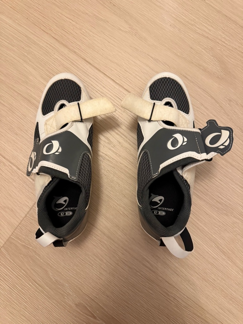 Pearl Izumi Women’s Gray and White Cycling Sneakers